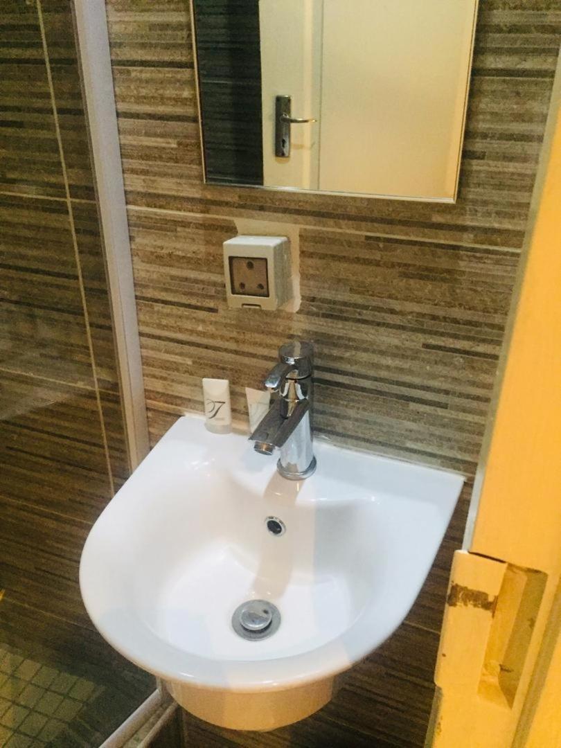 Mathlyn Guesthouse Gaborone Bagian luar foto