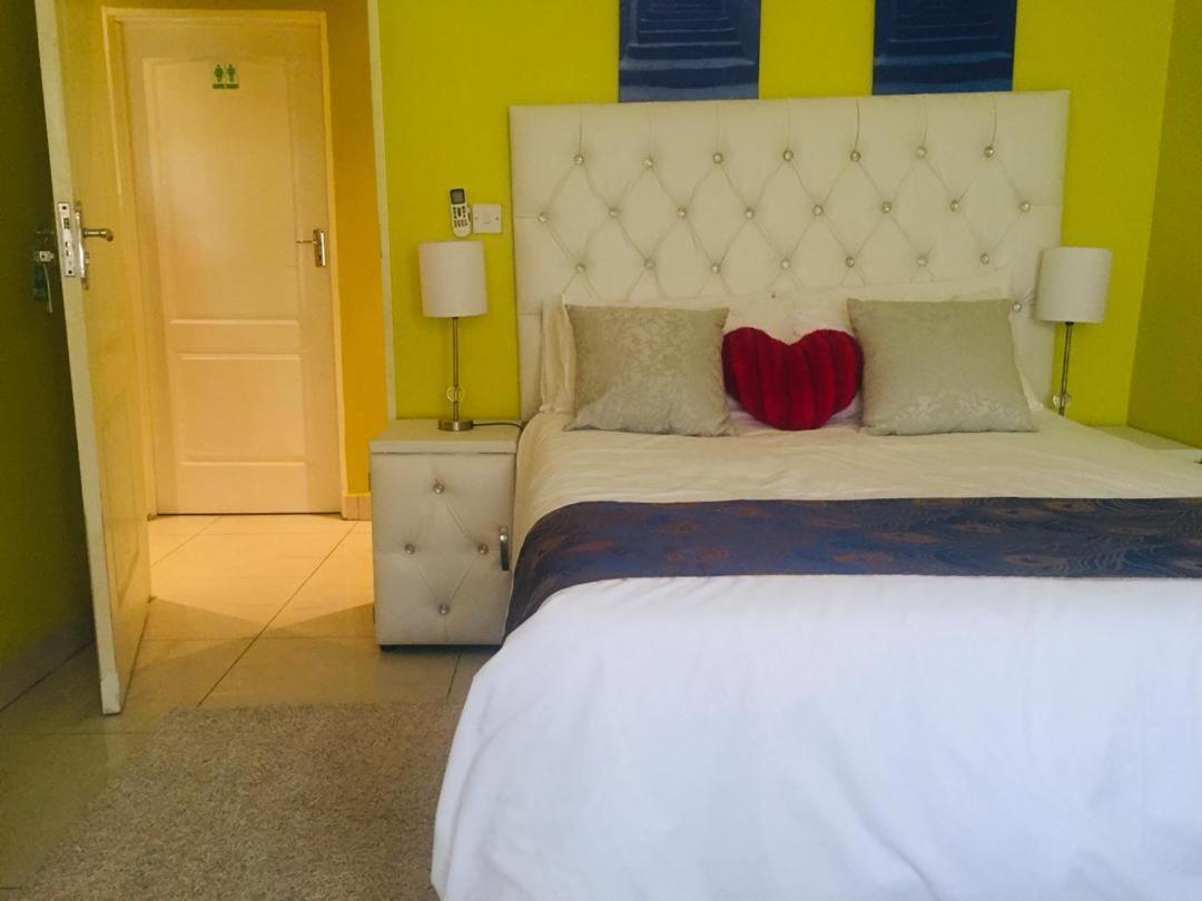Mathlyn Guesthouse Gaborone Bagian luar foto