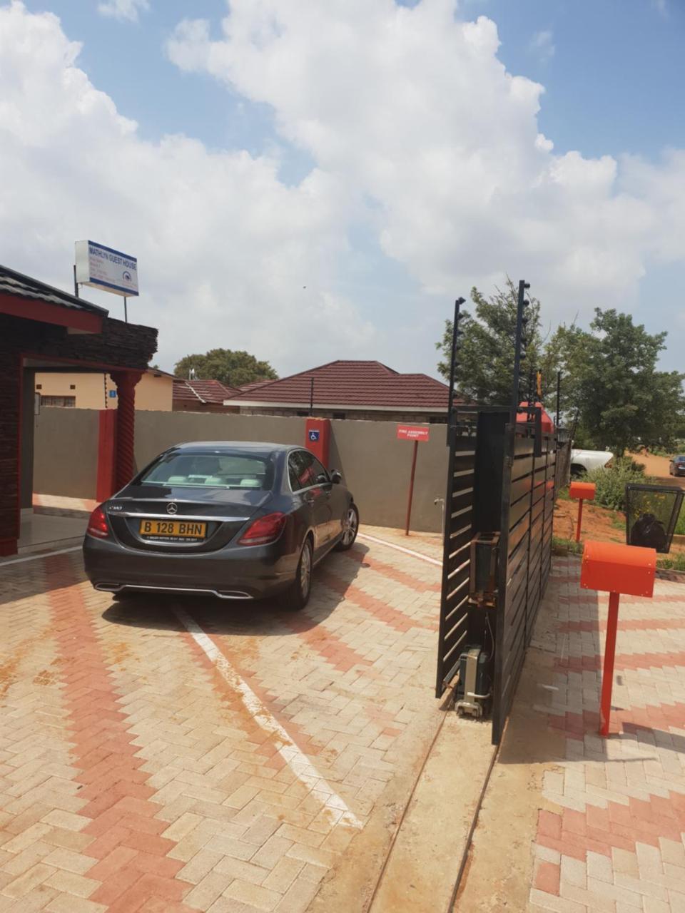 Mathlyn Guesthouse Gaborone Bagian luar foto