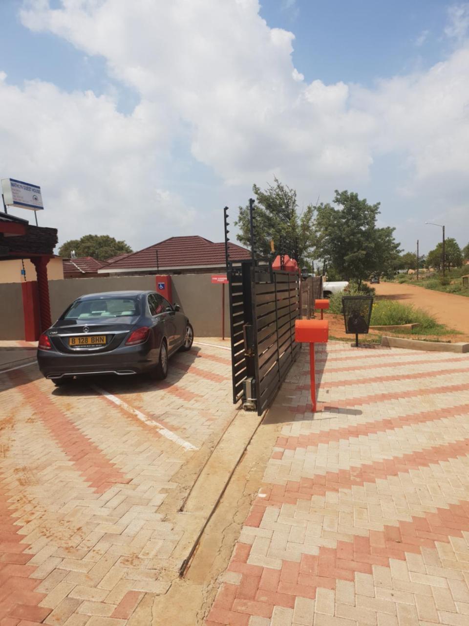 Mathlyn Guesthouse Gaborone Bagian luar foto
