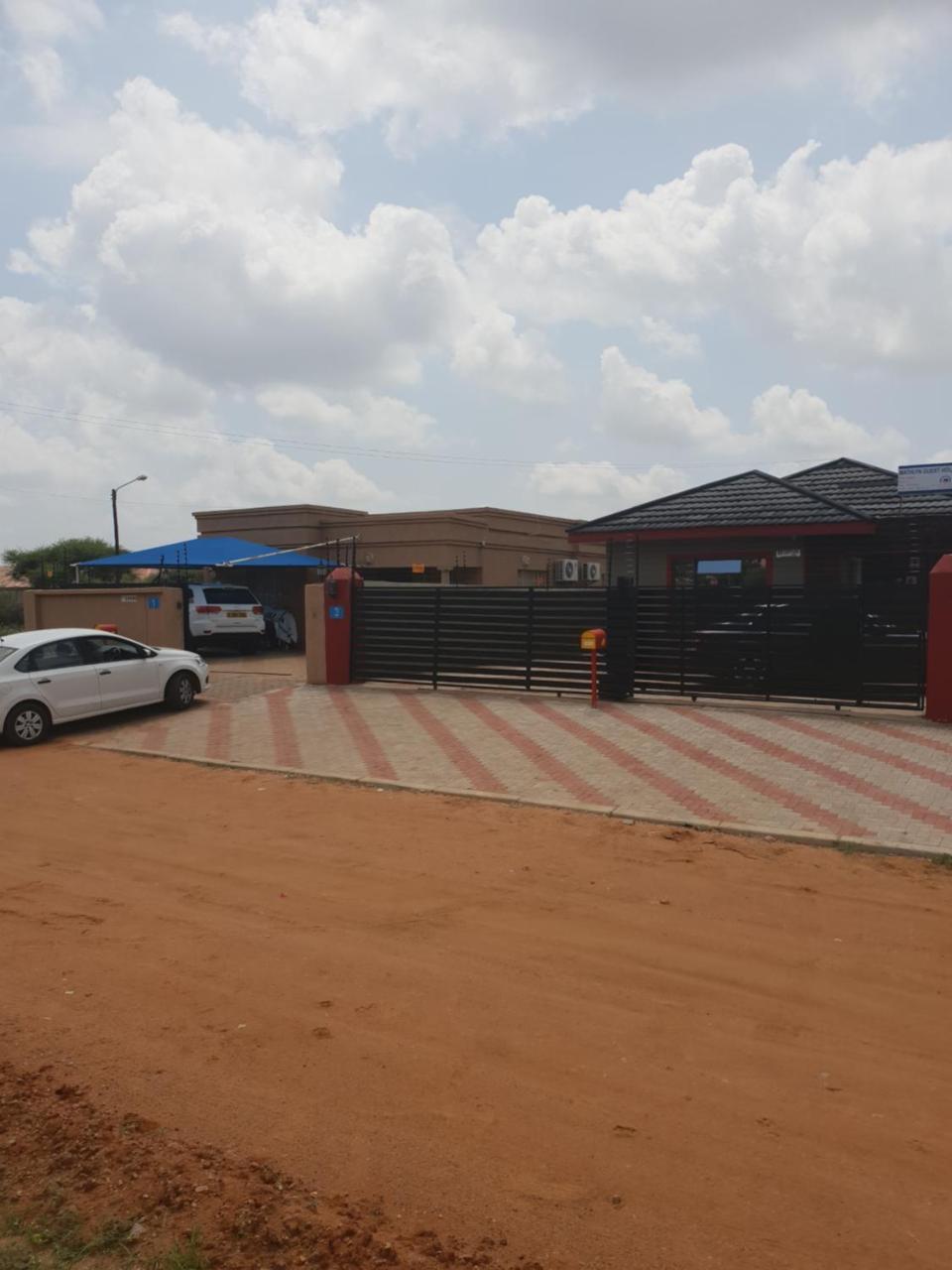 Mathlyn Guesthouse Gaborone Bagian luar foto