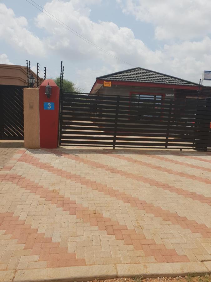 Mathlyn Guesthouse Gaborone Bagian luar foto